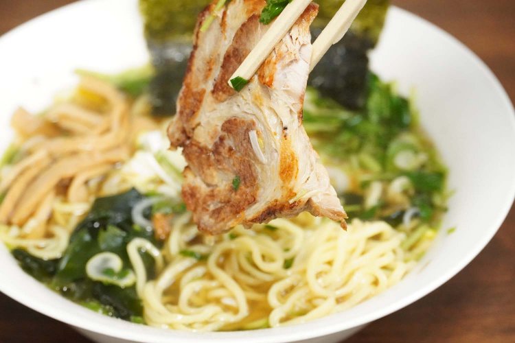 自慢のチャーシューもスープの塩けとのバランスがよい。