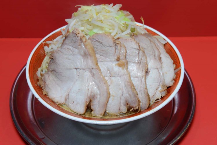 小ラーメン豚入り、ヤサイマシ。山盛りの野菜と輝くような豚がたまらない。