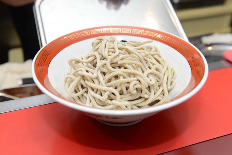 毎日店内で作られる自慢の極太自家製麺。