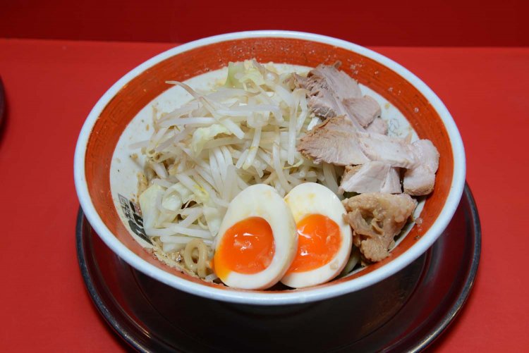 まぜそばにも、ラーメン同様に無料トッピングができる。