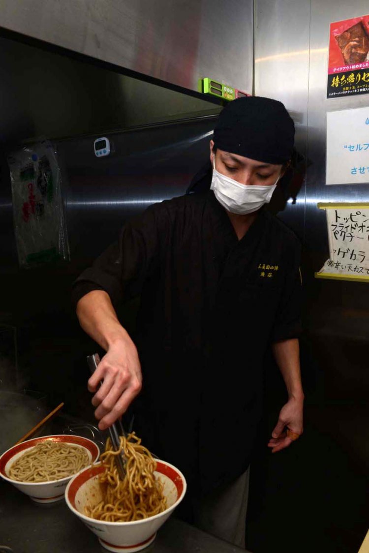 まぜそばは作る段階でしっかりと混ぜられている。