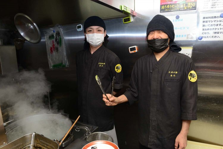 店長の渋谷烈士さん（左）とスタッフの鳥川知也さん。