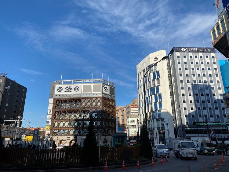 稲門ビル（左）。撮影＝さんたつ編集部