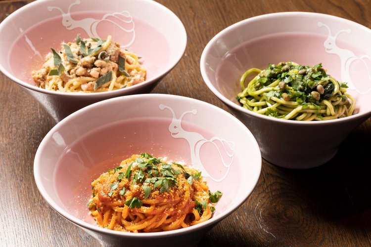 ランチの定番トスカーナの辛いトマトソース1320円、2022年12月限定のホウレン草とアサリ、サルシッチャのカーチョエペペ各1650円。ミニサラダとパン付き。