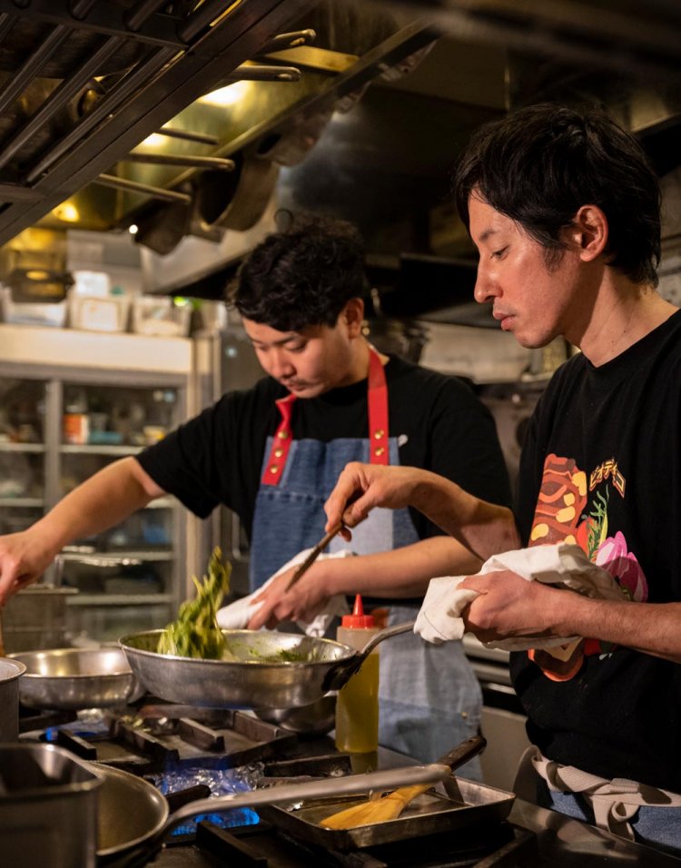 栗山シェフ（手前）と竹下シェフが腕を振るう。
