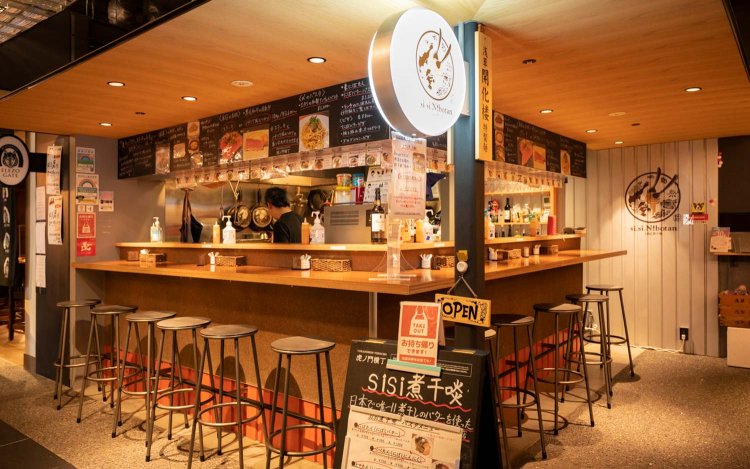 ビル内に設えた横丁の一角に。1人でもサクッと気軽に立ち寄れる雰囲気。