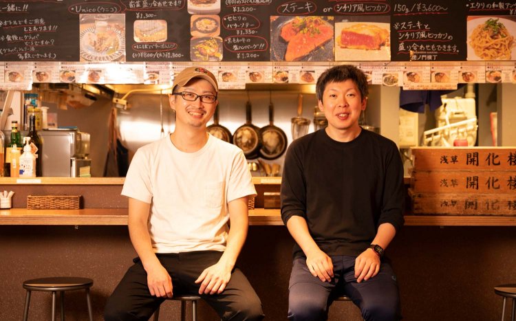 髙木さんとスタッフのVさん。髙木さんいわく「自然派ワインを揃えていますが、この麺はぜひオレンジワインと合わせて」。