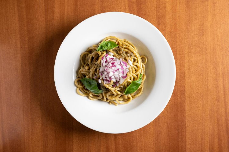 煮干しのジェノヴェーゼ（サラダ、パン、ドリンク付きのランチセット）1500円。