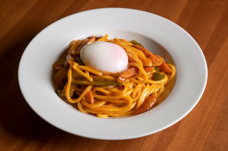 名物！極旨ナポリタン（ランチセット）1300円を筆頭にランチパスタは総勢10種。単品メニューにある極太麺ロマーナ（これもカラヒグ麺）使用の辛口ナポリタンも人気。