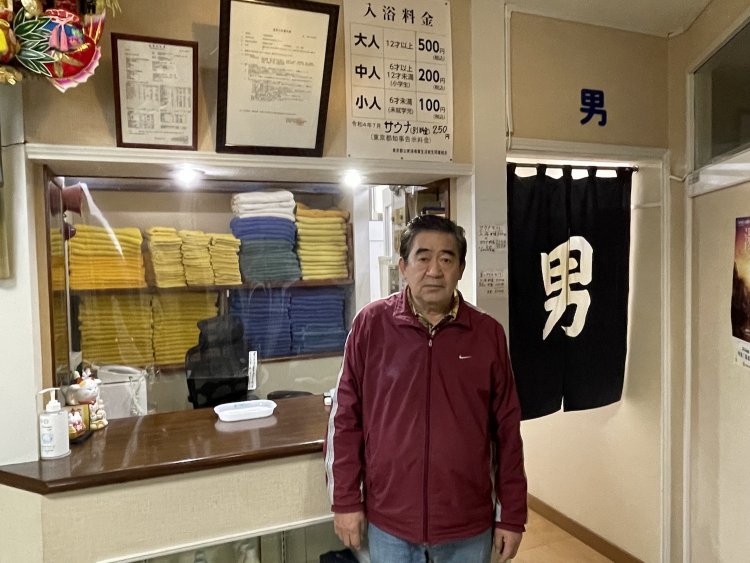 「写真は緊張するなぁ（笑）」と店主。