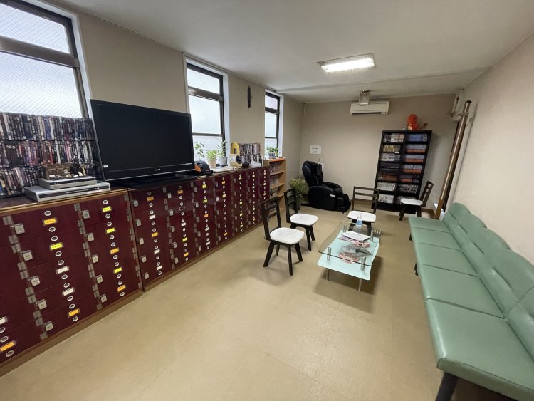 マッサージ機も設置された安らげるロビー。