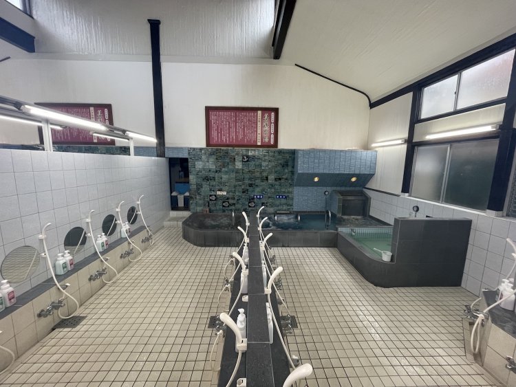 高い天井と行き届いた清掃で気持ちの良い浴室。