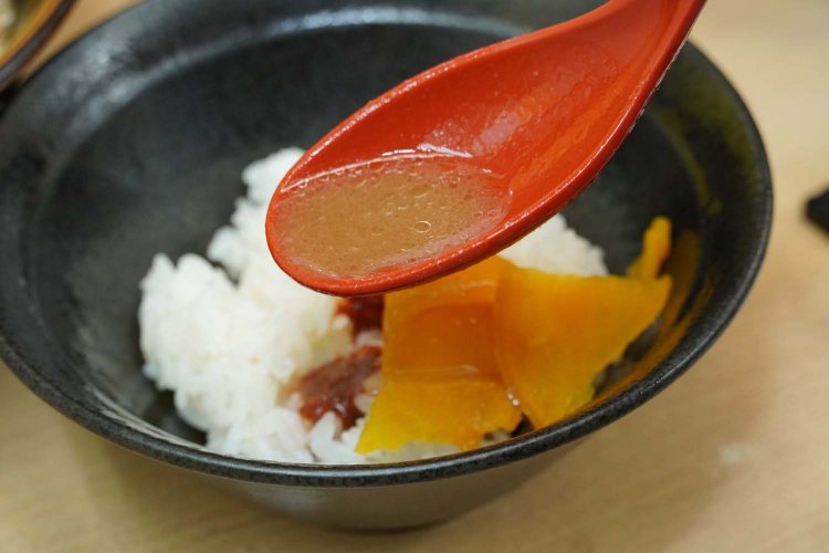 ご飯少なめで頼んだのを後悔。スープと薬味の調和がたまらないおいしさだ。