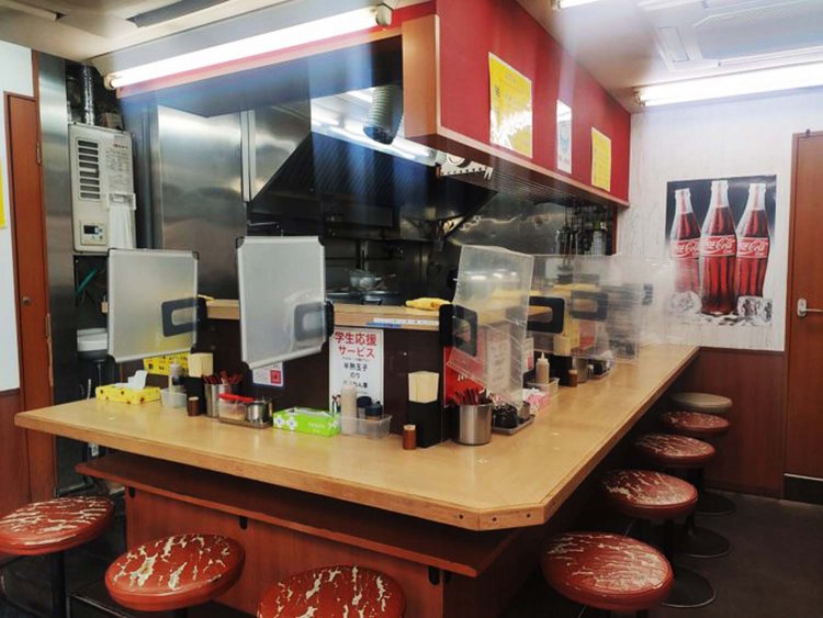 カウンター8席だけのこぢんまり店舗。写真／武蔵家 池袋