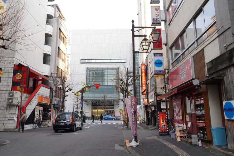 東京芸術劇場を目指し、劇場通りから1本入った通りにある。