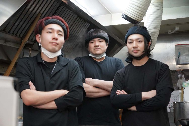 田上店長（真ん中）を中心に、若いスタッフで切り盛りする。