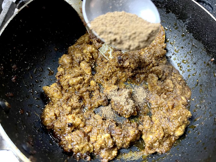 15種ほどのスパイスを使用。仕上げのスパイスを振りかけると、食欲をそそるいい香りが店内に立ちこめる。