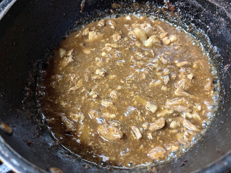 魯肉飯にも茨城県産いも豚を使用。醤油と砂糖の甘辛い味付けに、スターアニスやターメリック、ローリエなどが加わりスパイシーだ。