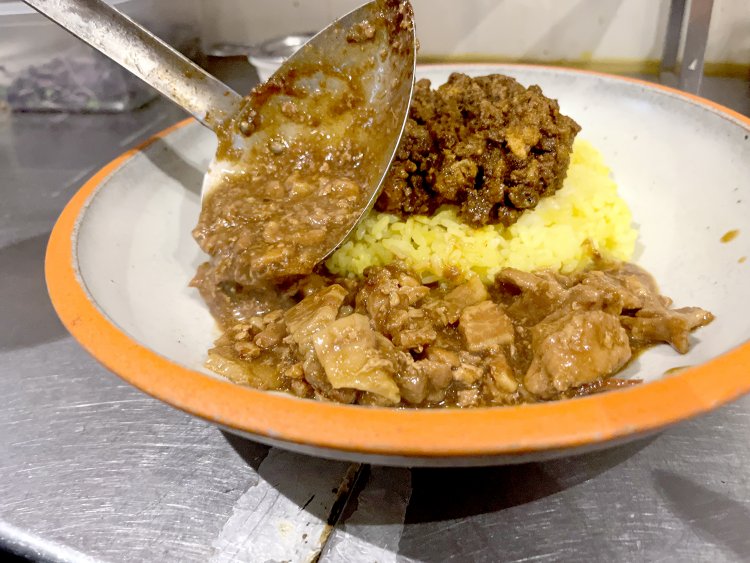 ターメリックライスの上にケニックカレー、傍らに魯肉を注ぐ。