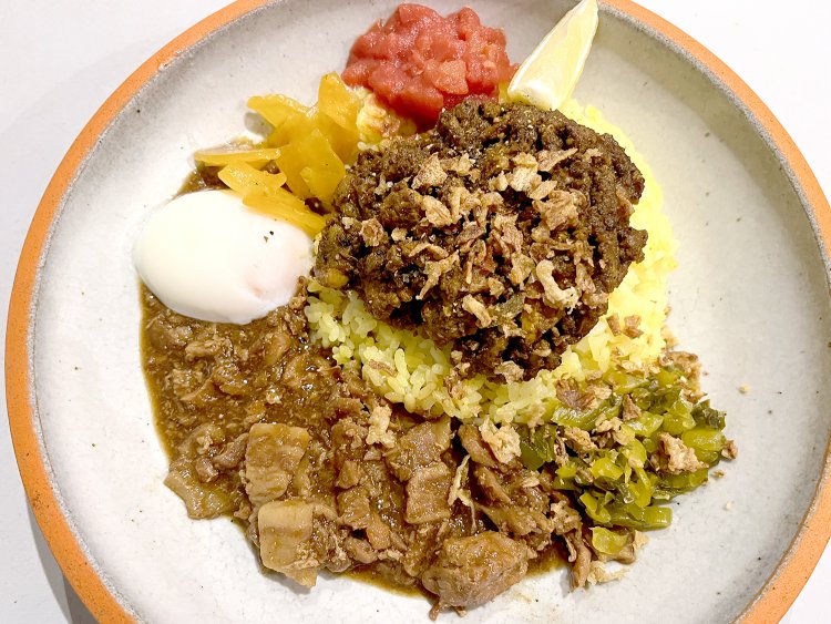 ケニックカレー×魯肉飯1400円に温玉をトッピング。