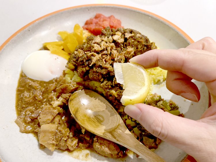 「レモンめんどくさ〜」とか言わないで。これもケニックさんの緻密な味の計算のうちなので絶対かけたほうがいい。