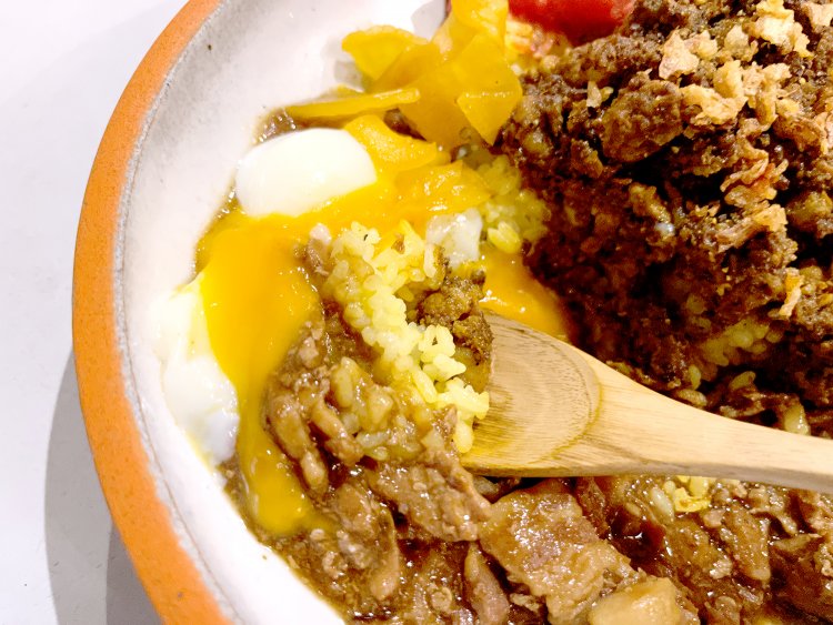 温玉を絡めて食べるとコクとまろやかさが増しておいしい。