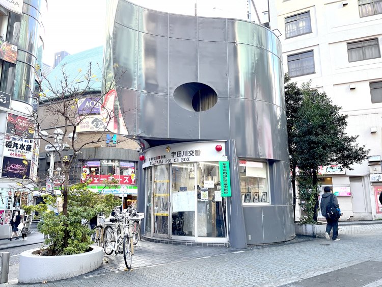 渋谷センター街にある待ち合わせのメッカ宇田川交番。1985年に建てられ斧がモチーフとなっている。ケニックカレーは交番と道を挟んだビルにある。