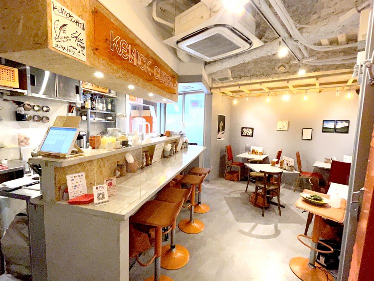 鮮やかなオレンジとグレーで統一された店内。