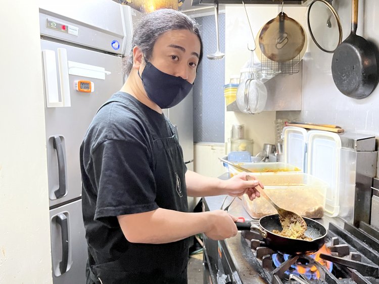 店主のケニックさん。「僕のケンイチという名前を外国人が発音できずに“ケニッ”と呼ばれるのでケニックにしました」という。