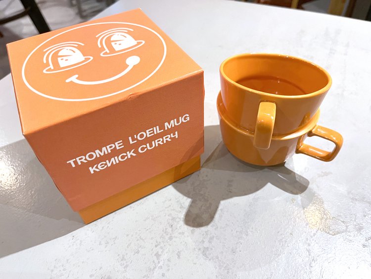 自らデザインしたマグカップ・トロンプルユマグは店舗またはオンラインで販売中。