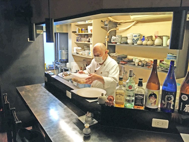 オープンキッチンとカウンター席。いつでもお客さまとコミュニケーションが取れることが大事だそう。