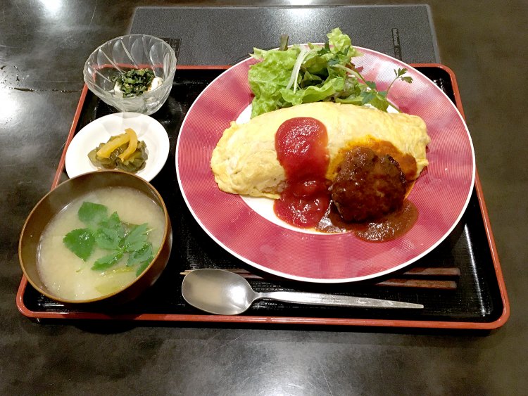 なべさんのこだわりが詰まったオムライス 煮込みハンバーグ付き980円。