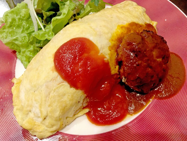 おなじみの洋食、オムライスとハンバーグの夢の組み合わせ。