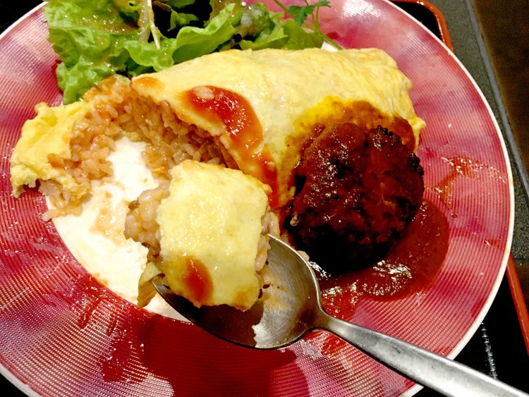 お客さんの要望で、ピラフ風ご飯からケチャップご飯に。程よく甘みが増したケチャップご飯は正統派オムライスの味だ。