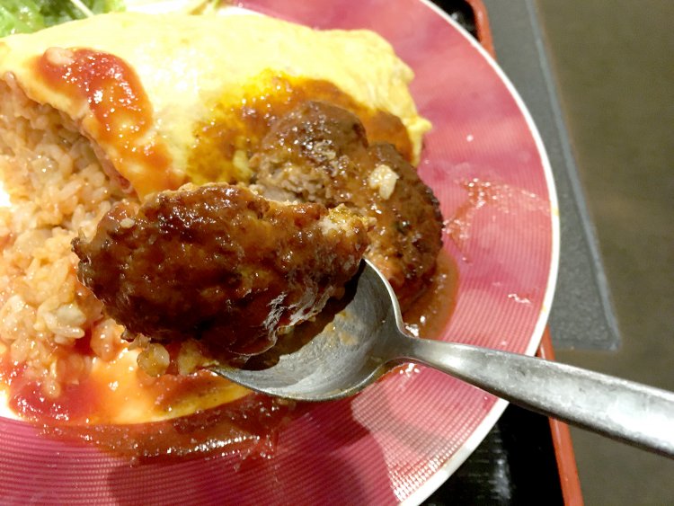 ハンバーグは玉ねぎのソテーの程よい食感も楽しめる。