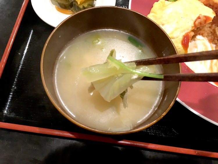 味噌汁には白菜とネギ、油揚げがたっぷりと入っている。具材は毎回変わるそう。