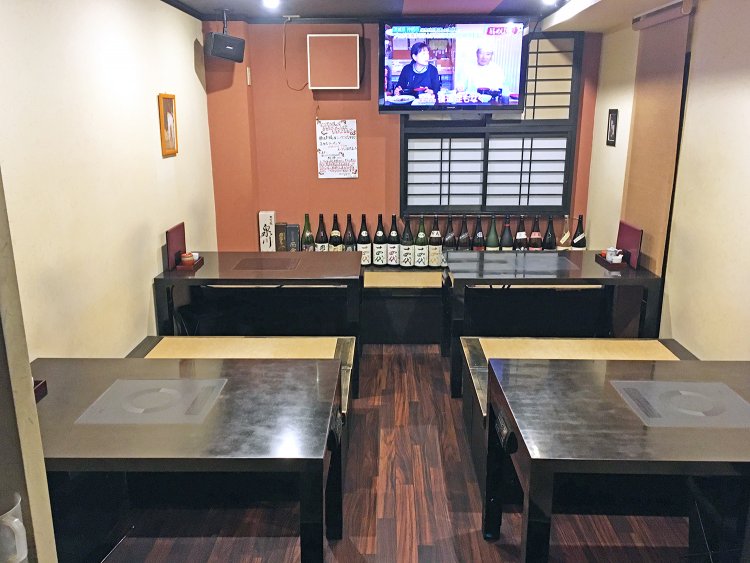 ベンチタイプの席は座面が畳で座り心地がいい。カウンター席と合わせて全27席。