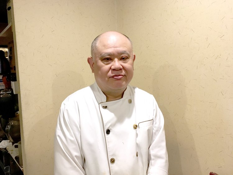 店主の“なべさん”こと渡部栄さん。写真はちょっと緊張気味だが、きさくに話をしてくれる。高級フレンチで料理長も務めた腕きき料理人だ。