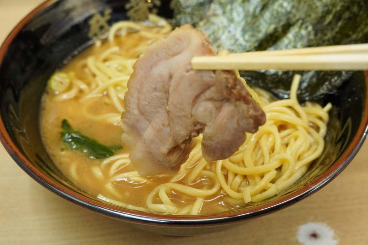 豚肩ロースを使ったチャーシューは、肉質柔らかでスープとの調和もよい。