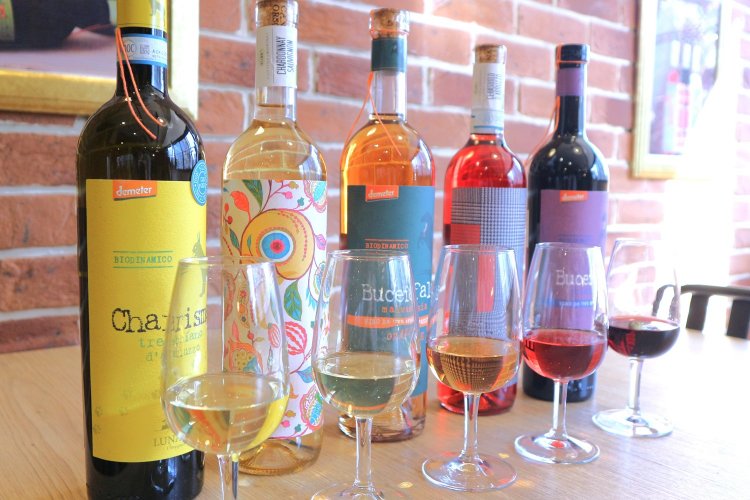 ５種類のワイン飲み比べ1650円も人気。