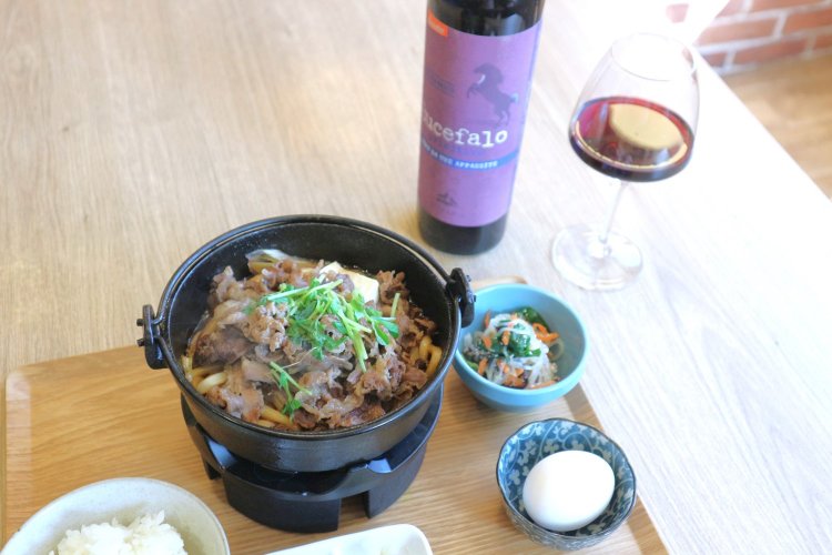 鉄鍋で食べるあつあつすき焼き定食1200円。メニューは週替わりのため、タイミングによっては提供していない場合もあるのでご注意を。