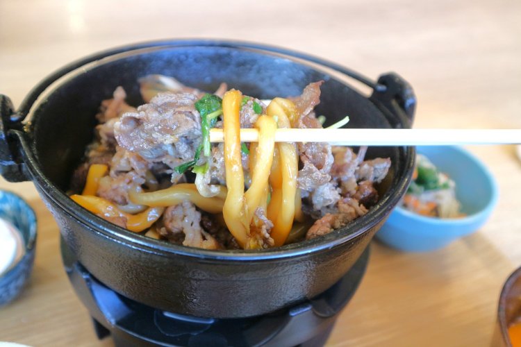 肉の下にはうどんも入っていて、ボリュームたっぷり！