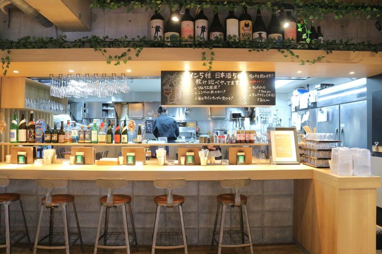 オープンキッチン目の前のカウンター席は、一人飲みにぴったり。