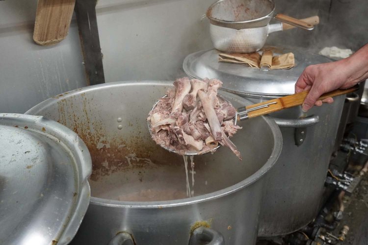 メインで使っていた豚骨を最後まで使い切るため、サブスープに移し替えている。