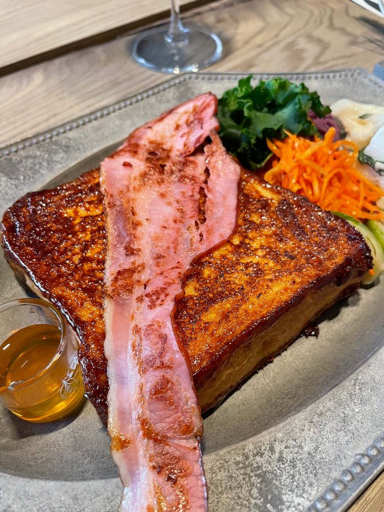 久保編集長お気に入りの『プルミエメ』。甘くない食事系フレンチトーストだ。