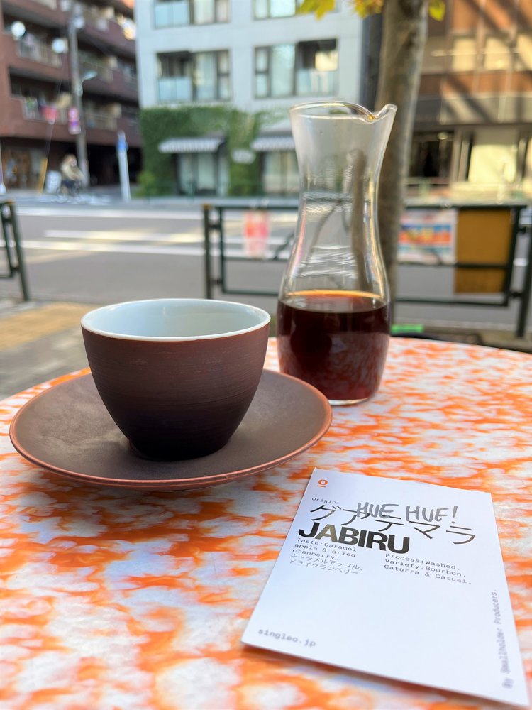 浜町『Single O Hamacho』にて。奥にぼんやり相方パン屋の『Boulangerie Django』が。