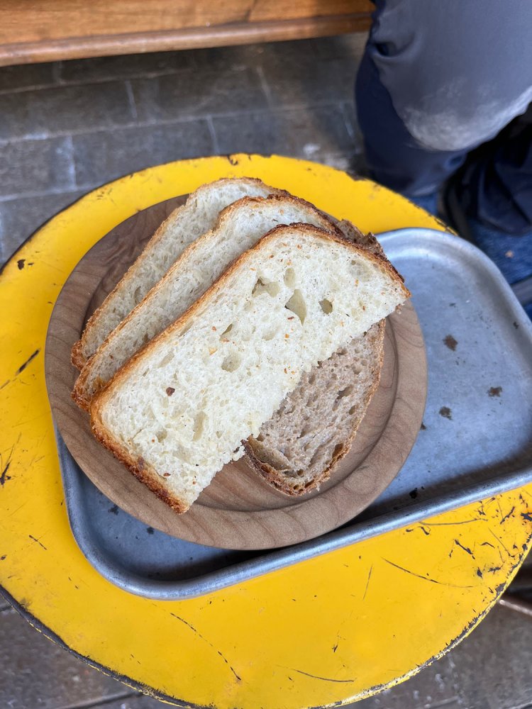 『パン屋塩見』の窯から出したてのカンパーニュと食パン。もちもちで香りもよし。