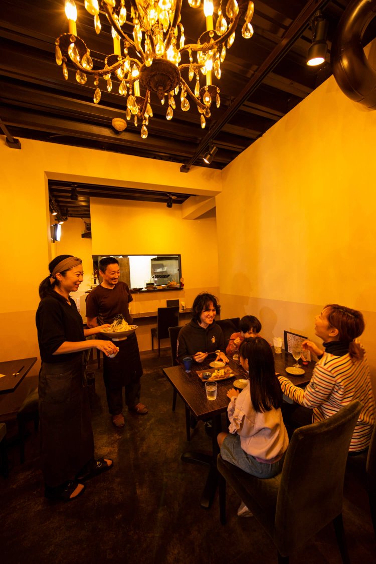 『酒菜ひより』店内。「お客さんたちの食の口コミがすごいんです」。