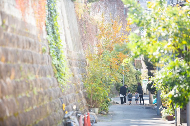 武家屋敷が多かった谷中の旧真島町周辺。立派な石垣も残っており、当時の雰囲気を感じられる。
