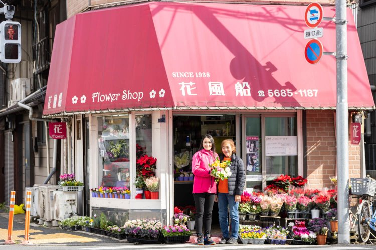 田村さん「人も花鉢も交差するこの場所で、親子3代かわいがってもらってます」。